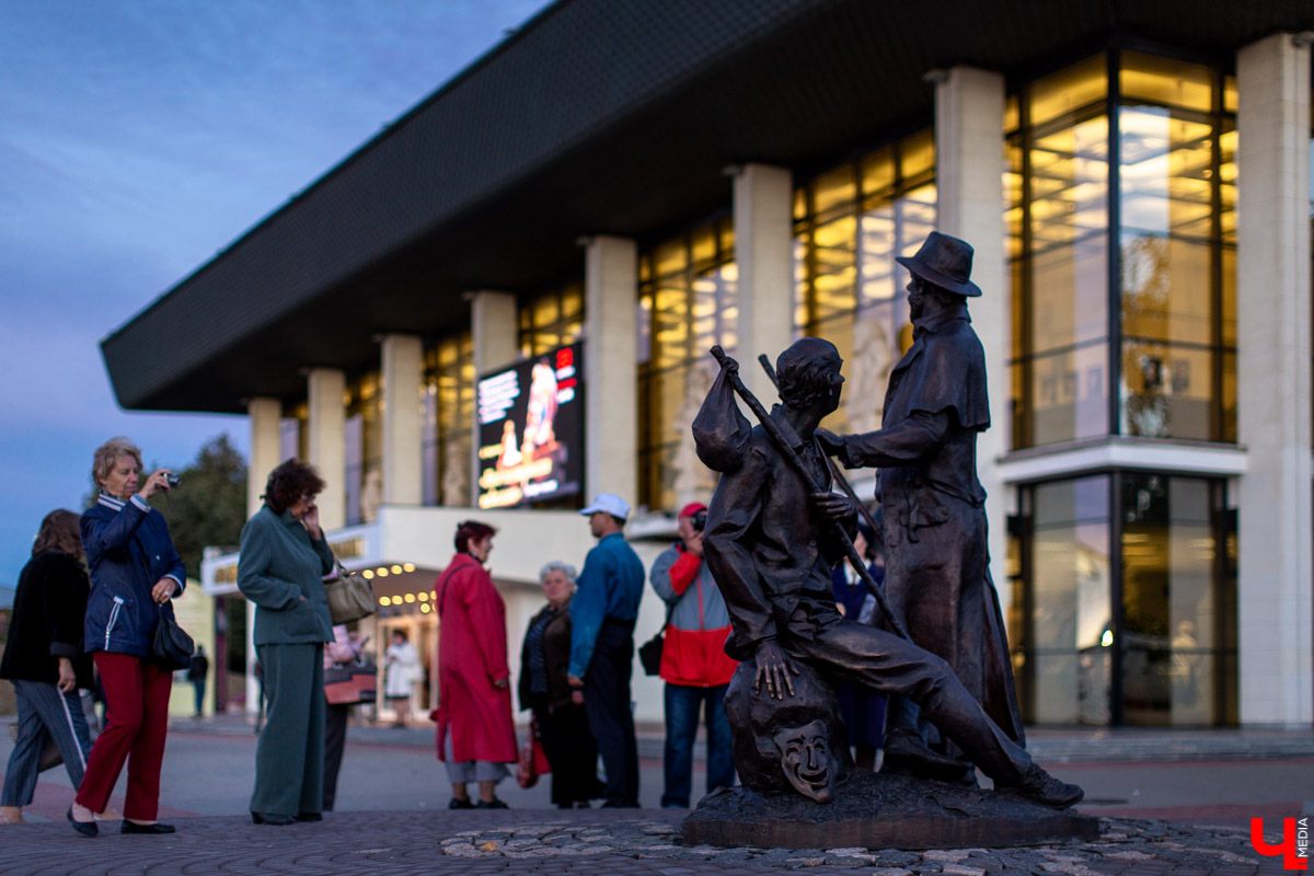 18 сентября во Владимире, около драмтеатра, открыли новый памятник. Он посвящен провинциальным актерам Счастливцеву и Несчастливцеву