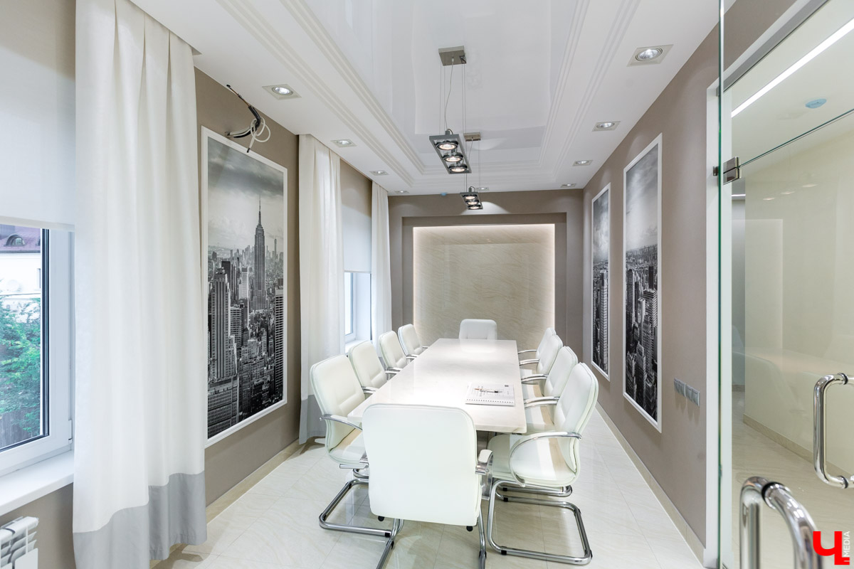 Архитектор-дизайнер Наталья Корешкова провела экскурсию по одному из самых роскошных офисов Владимира, в котором есть даже “золотой” туалет и джакузи