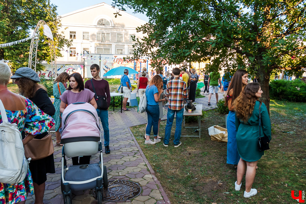 18 августа во Владимире прошёл фестиваль еды «Ресторанный день». В акции поучаствовало 23 однодневных ресторана и 2000 гостей