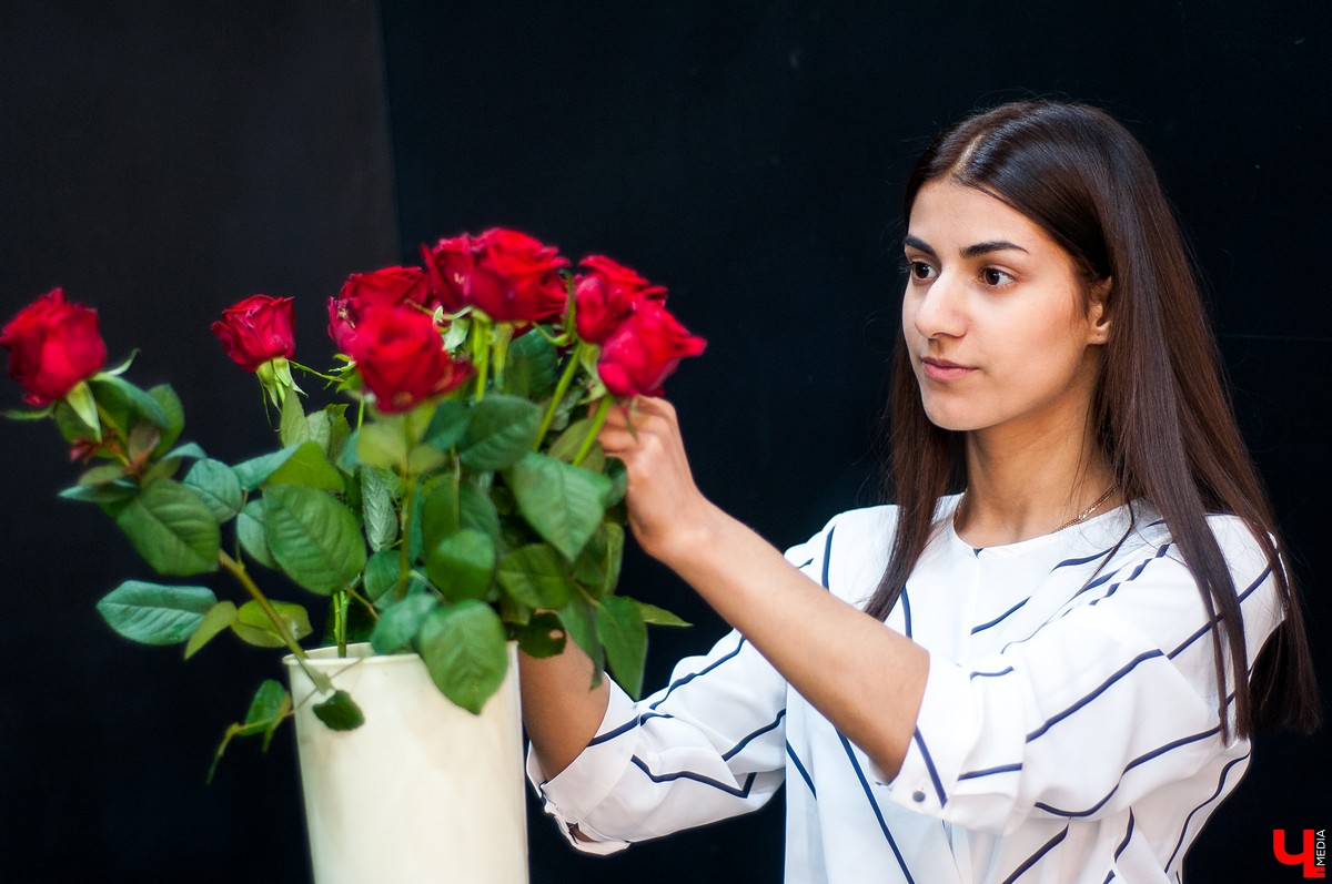 Владелица салона флористики Юлия Краснова рассказывает, как выбрать букет на 1 сентября, какой букет подарить учителю-мужчине и как сохранить свежесть и внешний вид цветов на несколько лет
