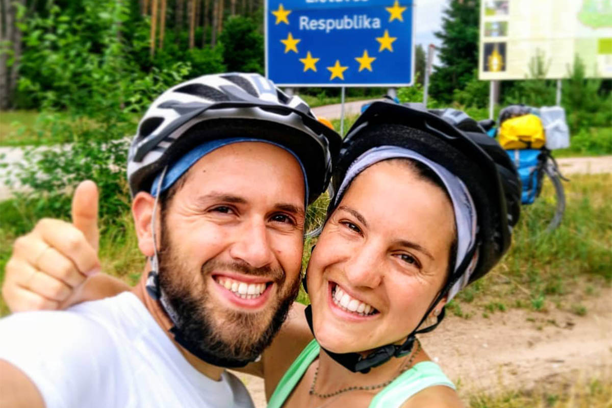 Итальянская пара Андреа Праделла и Елена Тасси отправились в кругосветное велопутешествие и проехали через город Владимир