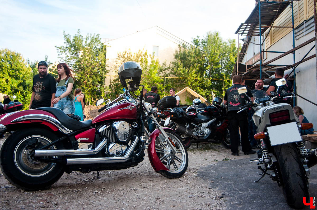 28 июля мотоклуб Wolves MC Vladimir устроил концерт на Девической, куда съехались байкеры и из других городов. Они поделились своими дорожными историями