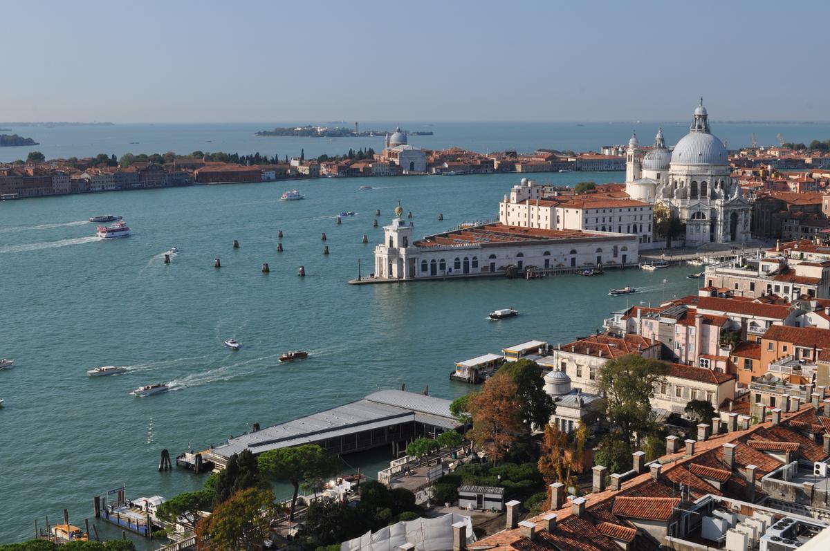 Артем Кокорин - владимирский художник-реставратор, за последние 5 лет исколесивший на машине 15 стран Европы. В общем и целом маршрут нашего земляка составил 32 тысячи километров. Как отправиться за границу на авто - узнаем из первых уст