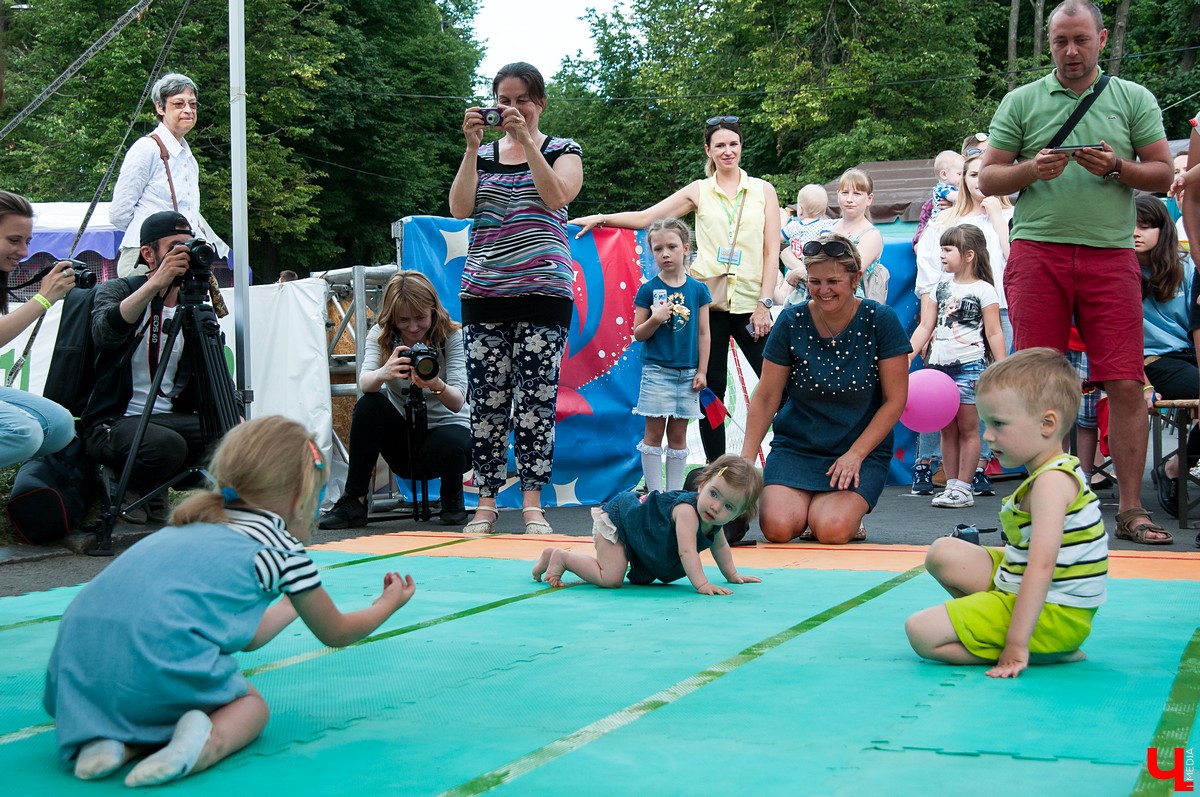 1 июля во Владимире на Соборной площади прошел чемпионат ползунков. В соревнованиях приняли участие 70 юных спортсменов в возрасте от 7 месяцев до 3 лет