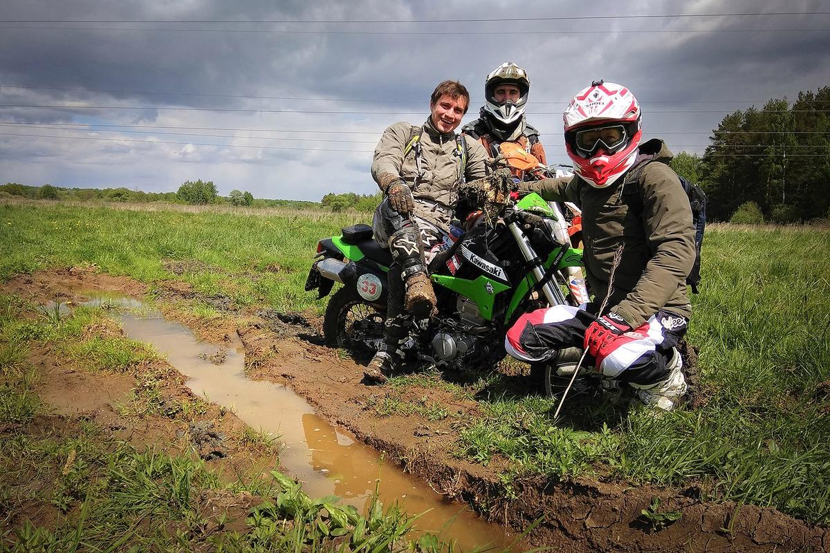 «В озере не купались, но мотоцикл на себе тащили»: эндуро-трип в Собинский район