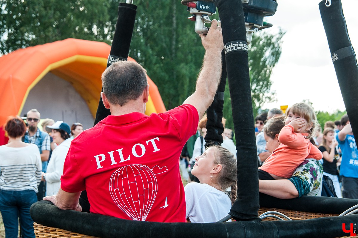 18 июля в Суздале прошло открытие фестиваля воздухоплавания “Золотое кольцо”. Из-за непогоды шары не смогли подняться в небо, но организаторы устроили фаер-шоу на земле