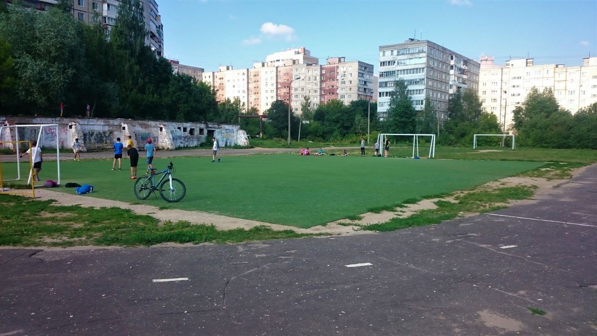 Где бесплатно поиграть в футбол на открытом воздухе во Владимире, и сколько стоит аренда хорошего поля, а также площадки для мини-футбола с резиновым покрытием, подсветкой и ограждением? Классификация полей по районам от “Ключ-Медиа”