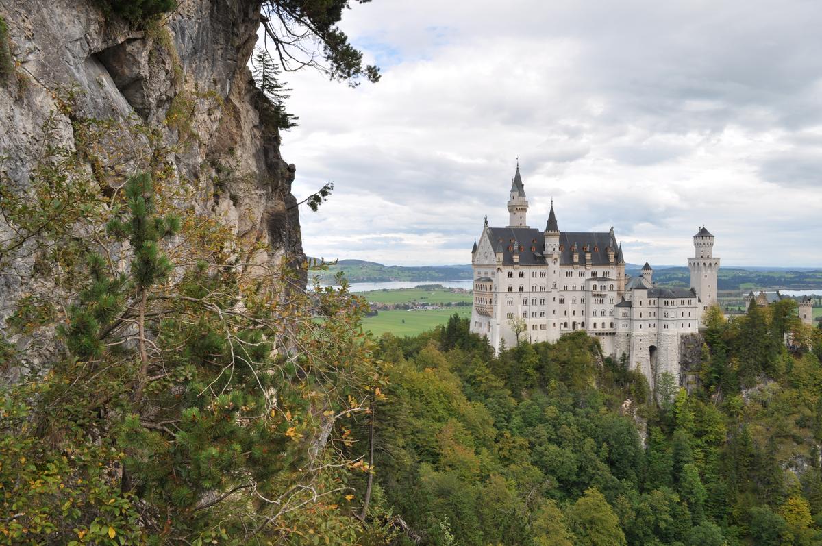 Артем Кокорин - владимирский художник-реставратор, за последние 5 лет исколесивший на машине 15 стран Европы. В общем и целом маршрут нашего земляка составил 32 тысячи километров. Как отправиться за границу на авто - узнаем из первых уст