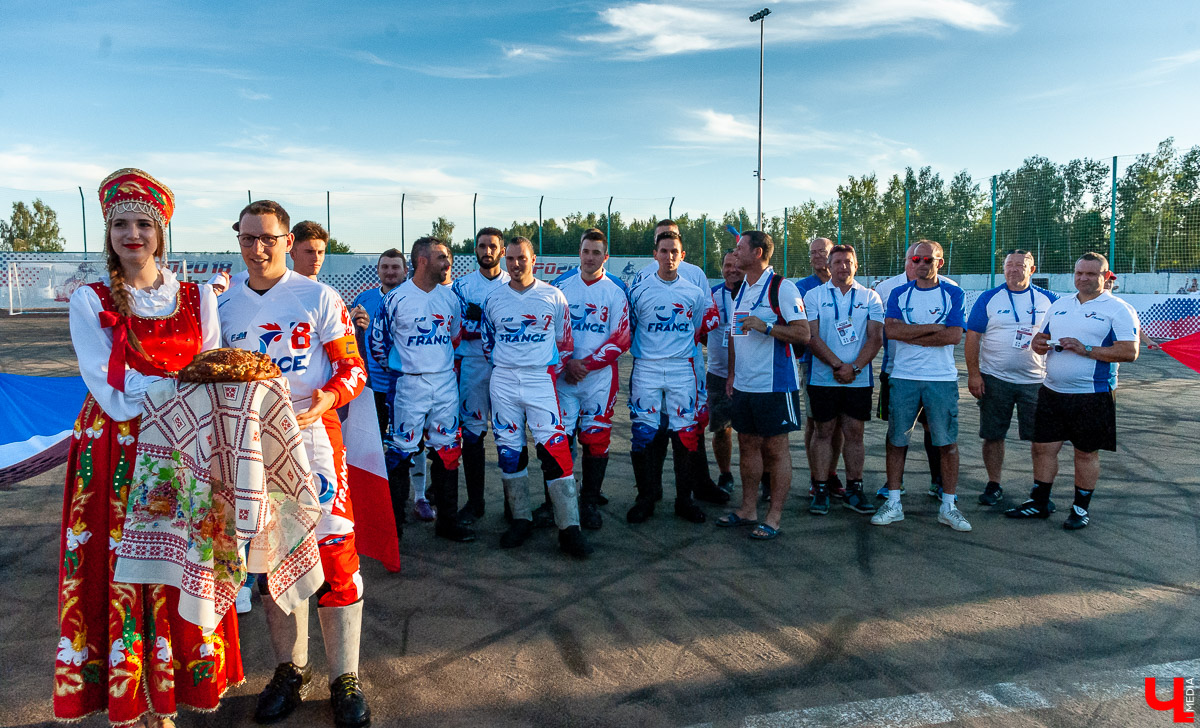 7 августа в Коврове прошло открытие 32-го чемпионата Европы по мотоболу. В первый день играли сборные Германии, Беларуси, Литвы, Нидерландов, России и Франции