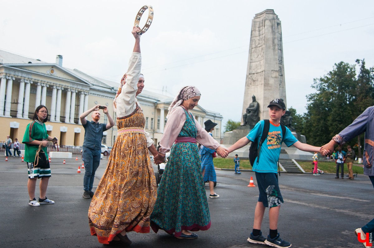15 августа во Владимире на Соборной площади прошла всероссийская акция “Хоровод мира”. На нее собрались несколько десятков владимирцев и туристов
