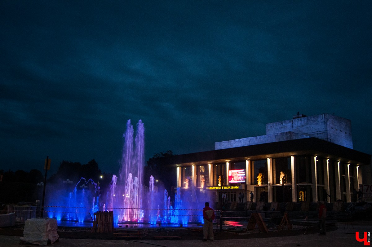 Репетиция открытия светомузыкального фонтана во Владимире на Театральной площади
