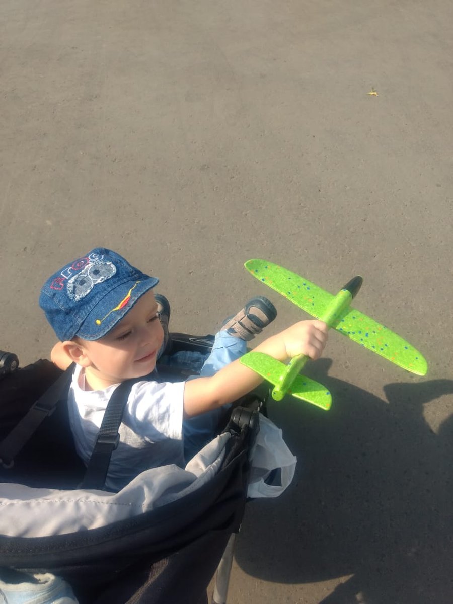 Почему стал хитом метательный детский самолет-планер, сколько он стоит, и кто их покупает