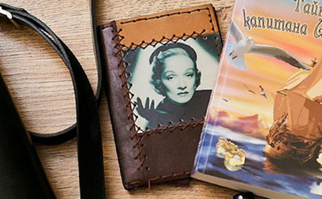 Паспорт с Марлен Дитрих на обложке