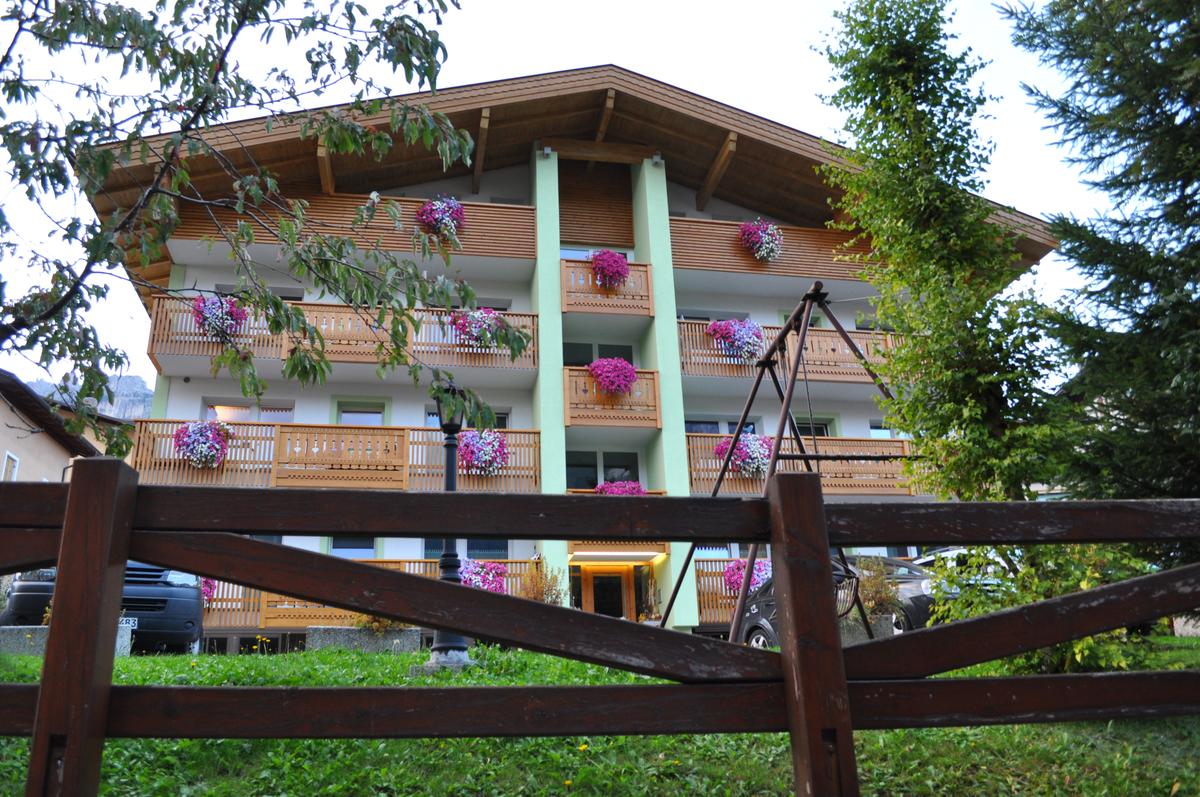 Артем Кокорин - владимирский художник-реставратор, за последние 5 лет исколесивший на машине 15 стран Европы. В общем и целом маршрут нашего земляка составил 32 тысячи километров. Как отправиться за границу на авто - узнаем из первых уст