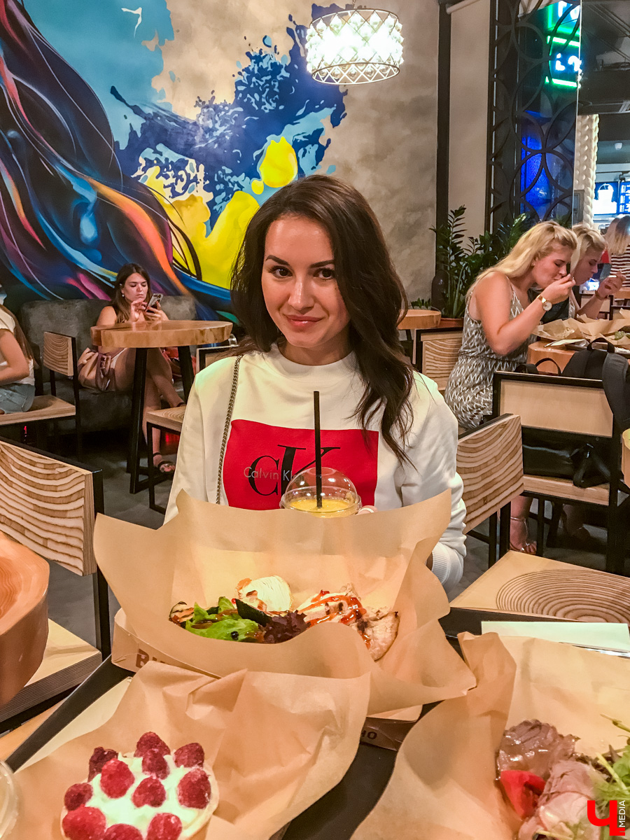 Журналист Ключ-Медиа побывала в ресторане Ольги Бузовой, оценила интерьер и узнала, что там за салаты такие подают под названием “Мало половин” и “Бузцезарь”
