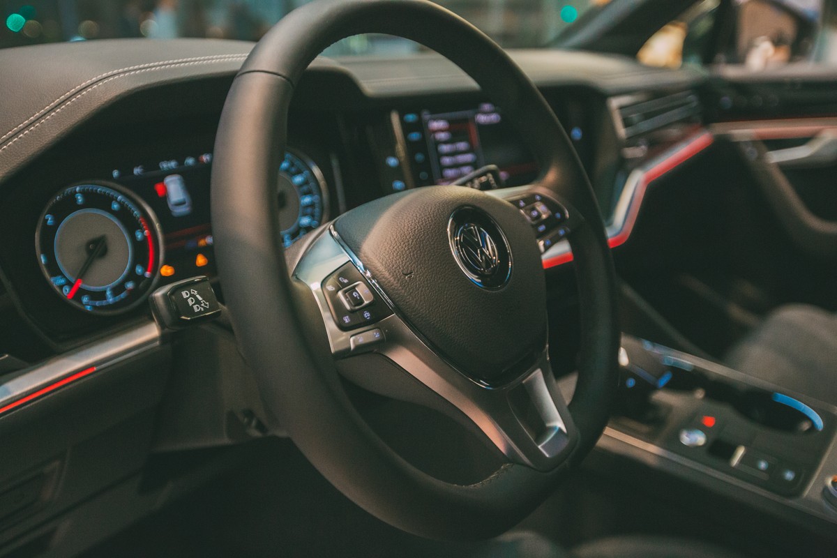 Недавно в дилерском центре “Автобат” мы встретили главную премьеру этого года - новый Volkswagen Touareg. Это стильный, технологичный и комфортный SUV в линейке Volkswagen
