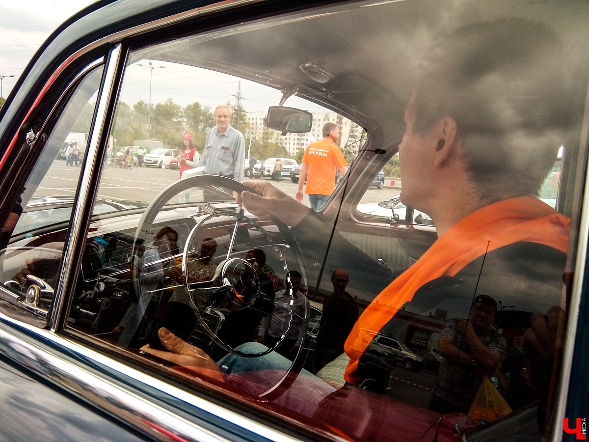 16 сентября во Владимире прошел фестиваль «Авто Day». Участники увидели ретро-автомобили и устроили тест-драйв современным моделям