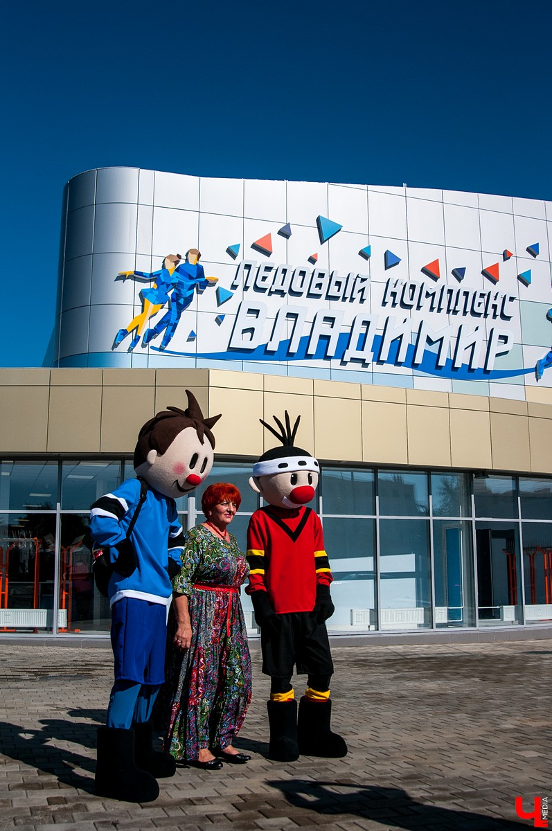 25 августа в городе открылся новый ледовый комплекс “Владимир”. На его открытие приехали известный советский хоккеист Александр Якушев и не менее известный художник Никас Сафронов
