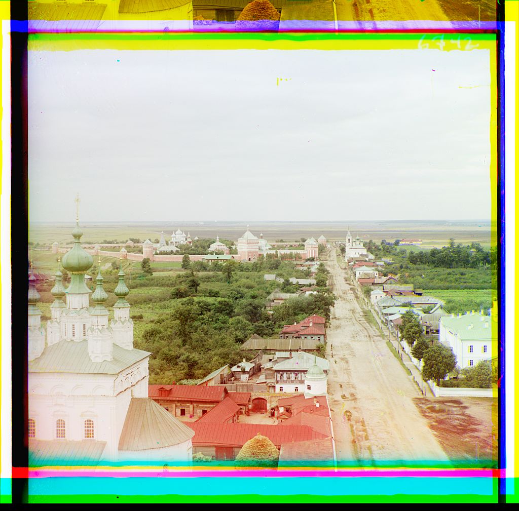 Вид с колокольни Ризоположенского монастыря на Суздаль с юго-востока. Вдали виден Спасо-Евфимиев монастырь