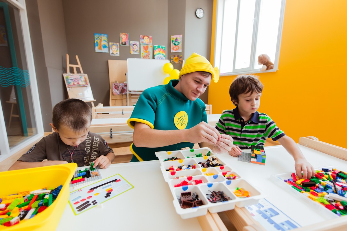 Наталья Некрасова, пиар-менеджер “Аtmokids”, рассказала, сколько детских секций есть в “Атмосфере”, как оборудованы залы, в чем принципиально новый подход к занятиям и, конечно, сколько они стоят