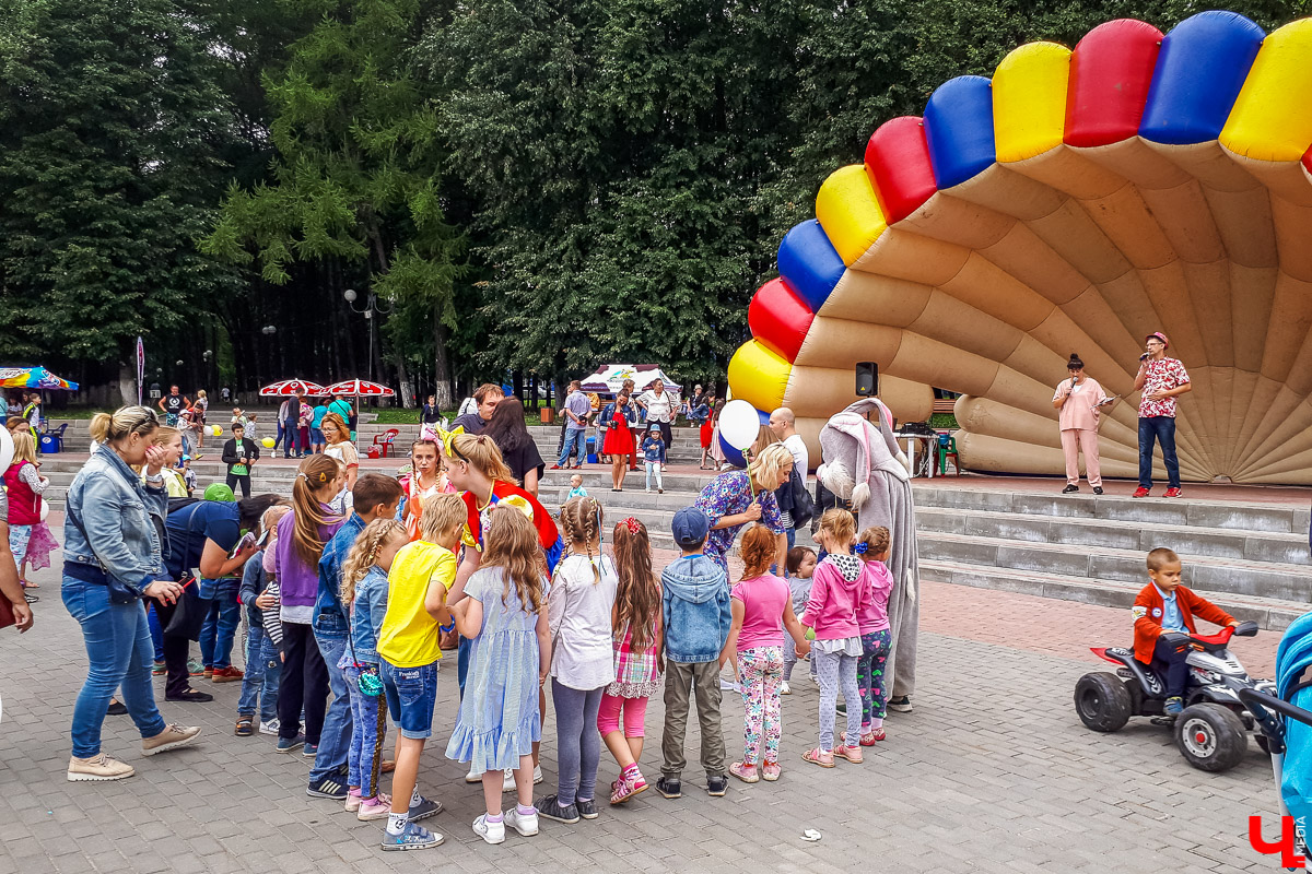 21 июля в Центральном парке прошёл День мороженого. Гости праздника попробовали более 100 сортов, среди которых были черное, голубое, сырное и даже кактусовое