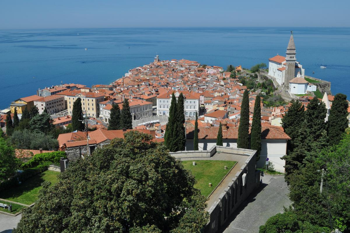 Артем Кокорин - владимирский художник-реставратор, за последние 5 лет исколесивший на машине 15 стран Европы. В общем и целом маршрут нашего земляка составил 32 тысячи километров. Как отправиться за границу на авто - узнаем из первых уст