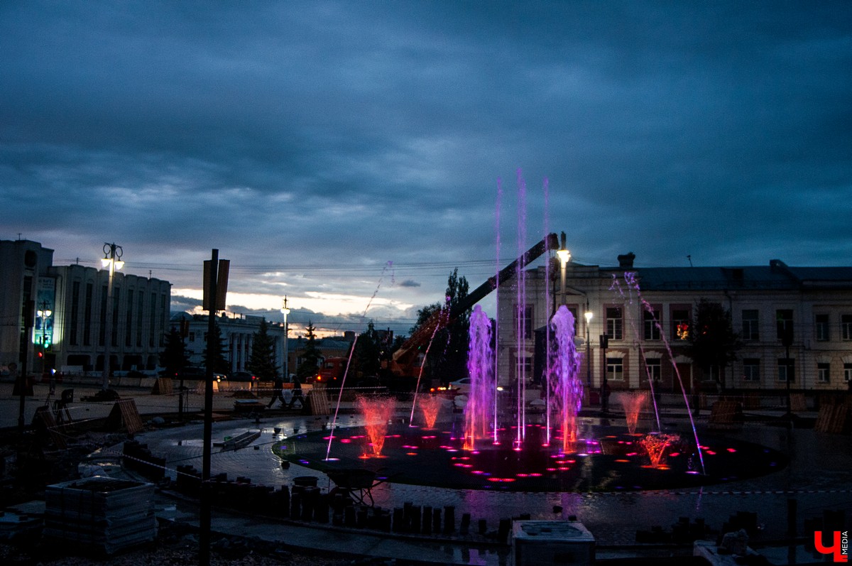 Репетиция открытия светомузыкального фонтана во Владимире на Театральной площади