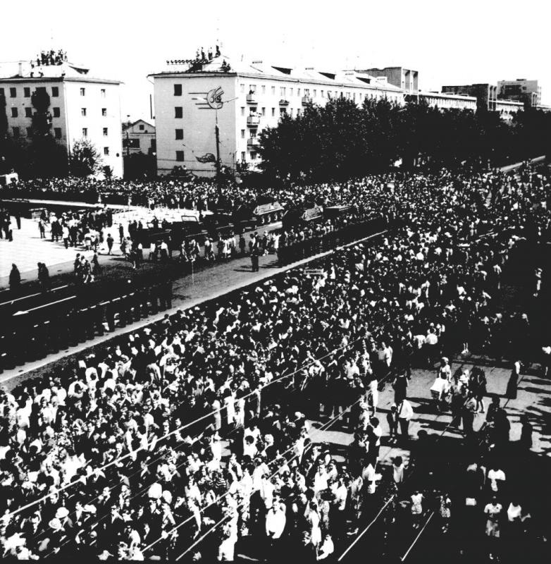Площадь 30-летия Победы. Открытие I очереди мемориала в честь 30-летия Победы. 9 мая 1975 года.