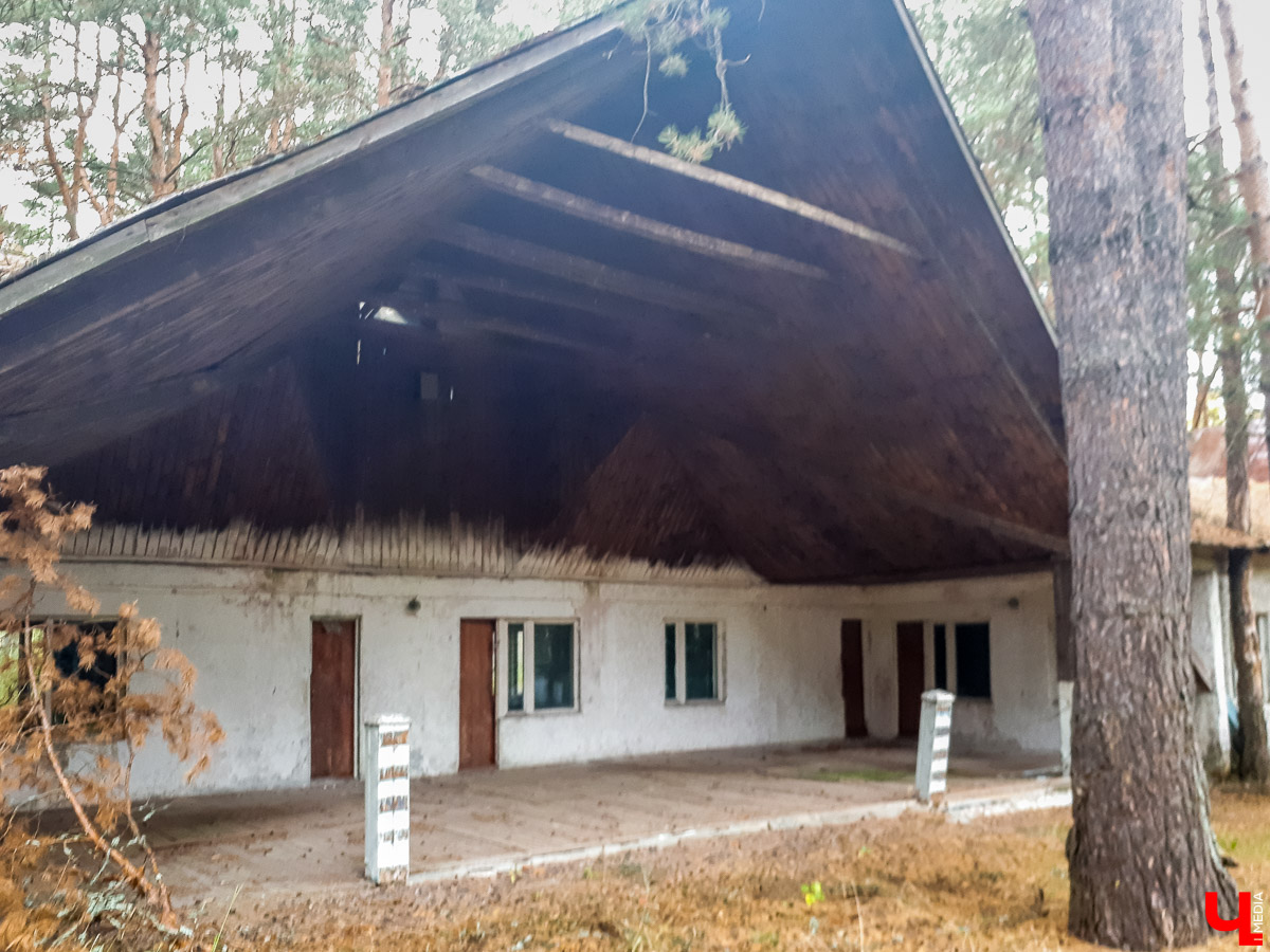 В лесу в Суздальском районе мы случайно набрели на пионерский лагерь “Юность”, который несколько лет простоял заброшенным. Мародеры до него не добрались, а потому постройки остались целыми