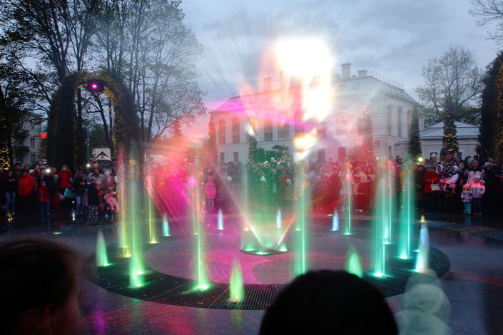 Светомузыкальный фонтан в Петергофе