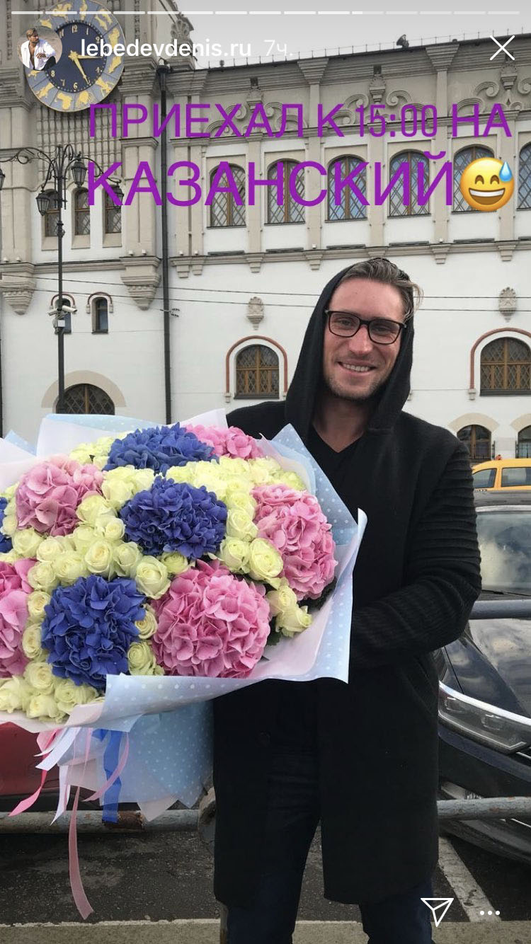 Денис Лебедев тщетно пытается вернуть Ольгу Бузову. Он ей дарит цветы, посвящает ей песни, а она его “динамит”