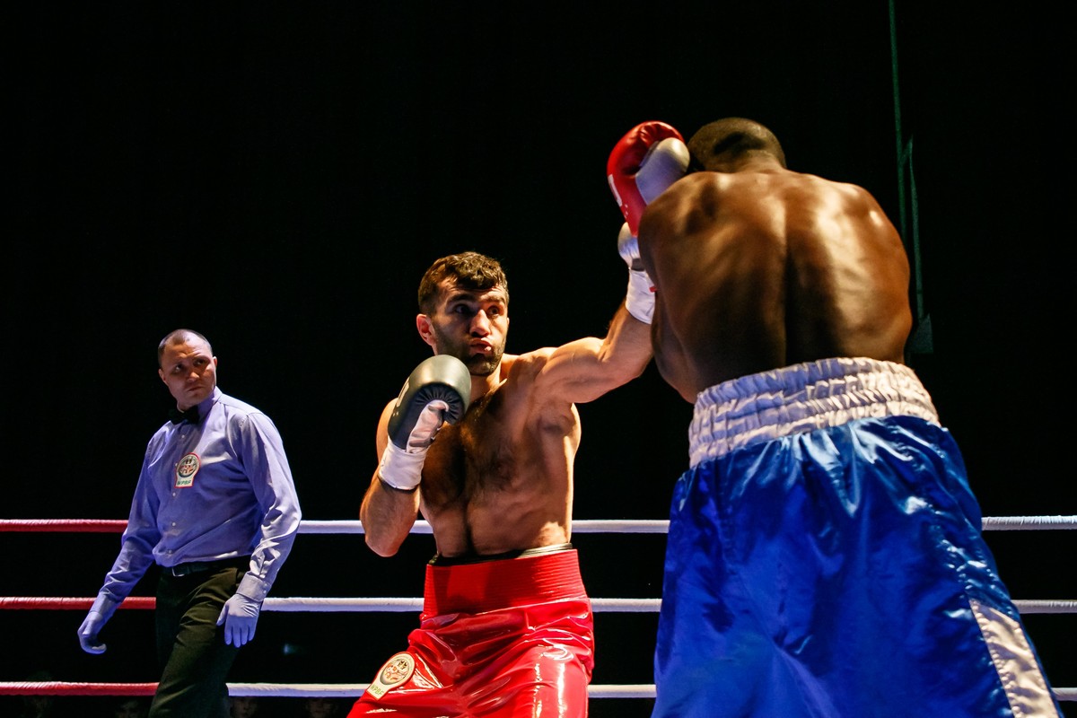 27 октября владимирский боксер Вагинак Тамразян на ринге, воздвигнутом в Арт-дворце, провел бой с танзанийцем Мфаумэ Мфаумэ, победил и стал чемпионом мира по боксу по версии Всемирной федерации профессионального бокса