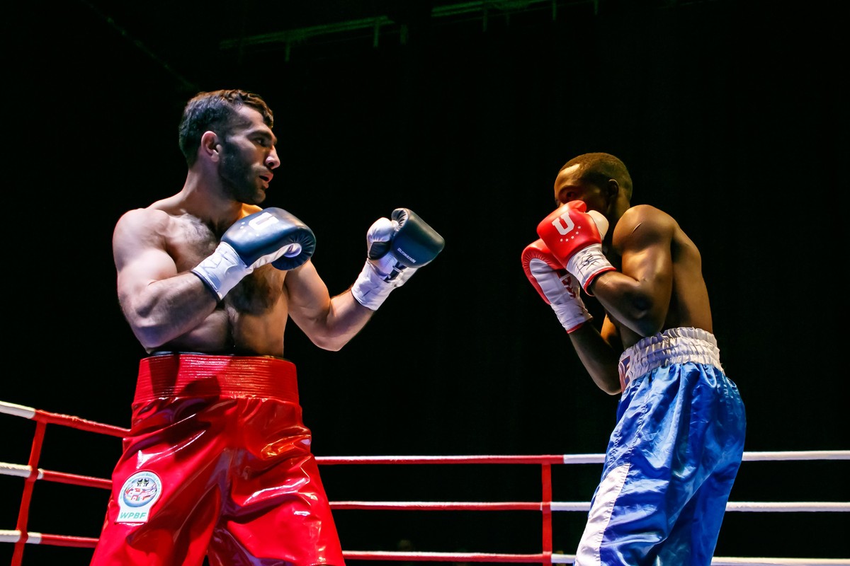 27 октября владимирский боксер Вагинак Тамразян на ринге, воздвигнутом в Арт-дворце, провел бой с танзанийцем Мфаумэ Мфаумэ, победил и стал чемпионом мира по боксу по версии Всемирной федерации профессионального бокса