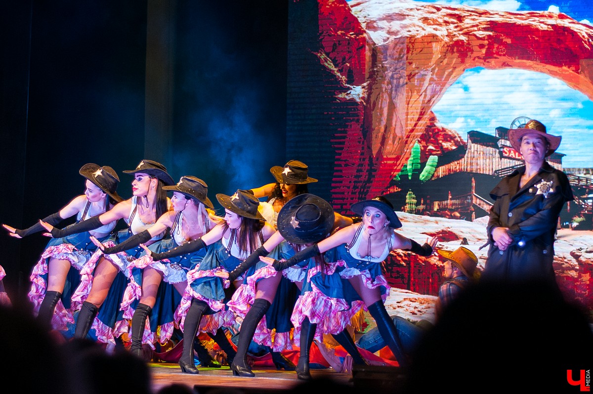 1 ноября во владимирской филармонии прошел концерт шоу-балета TODES с программой «И приснится же такое…». Танцоры впечатлили владимирцев не только необычными и зрелищными танцевальными спектаклями, но и прекрасной коллекцией костюмов