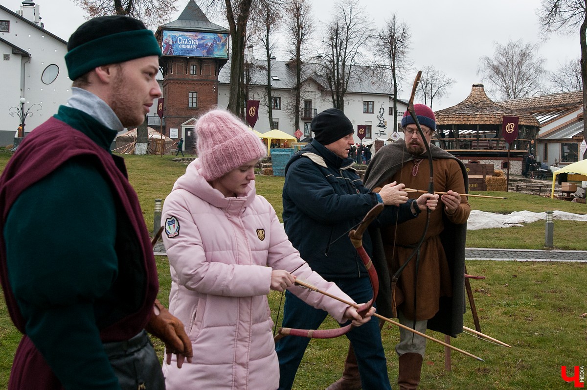 4 ноября в Суздале прошел фестиваль реконструкции “Пушкарский сбор”. Участники постреляли из мушкета и пушки и прослушали лекцию о средневековой одежде