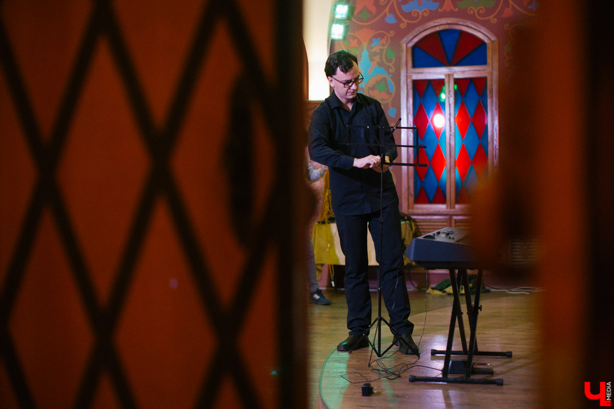 Разговор с музыкантом Олегом Губановым, который снимается в телепроектах на центральных каналах и выступает со звездами. И у нас есть небольшой, но повод для гордости. Олег - наш, владимирский. Он прожил в городе 13 лет