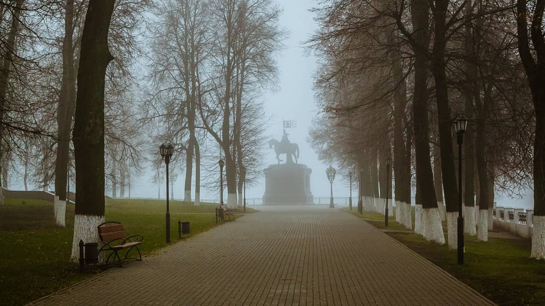 Во Владимире вот уже несколько дней подряд стоит туман. Мы собрали 10 самых интересных фотографий, которые сделали в эту погоду горожане