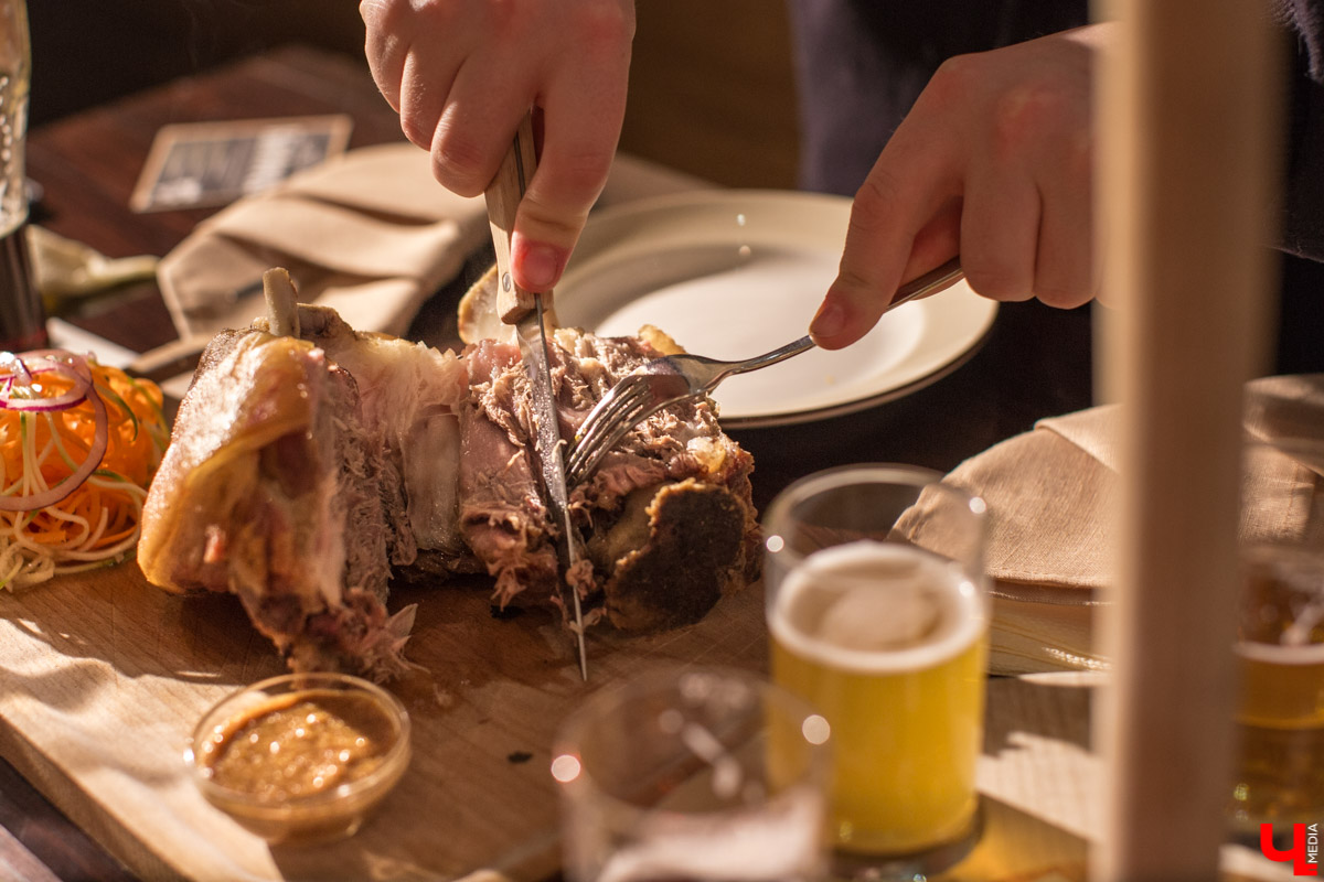 Блогеры устроили инста-ужин в ресторане “Чески Крумлов” и оценили национальные блюда Чехии: смажек, “Свичкова” на сливках, “Брамборачка”, свиные ребрышки и “Вепрево колено”