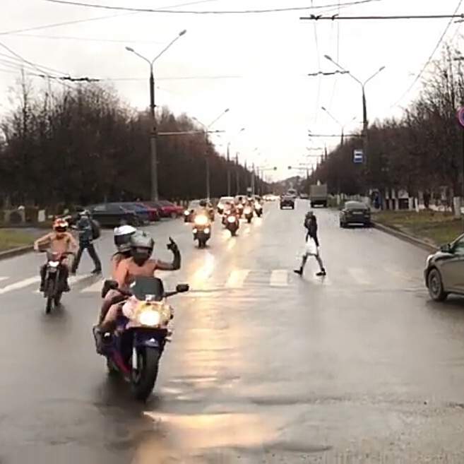 Владимирские байкеры устроили “голый заезд” на мотоциклах по улицам города