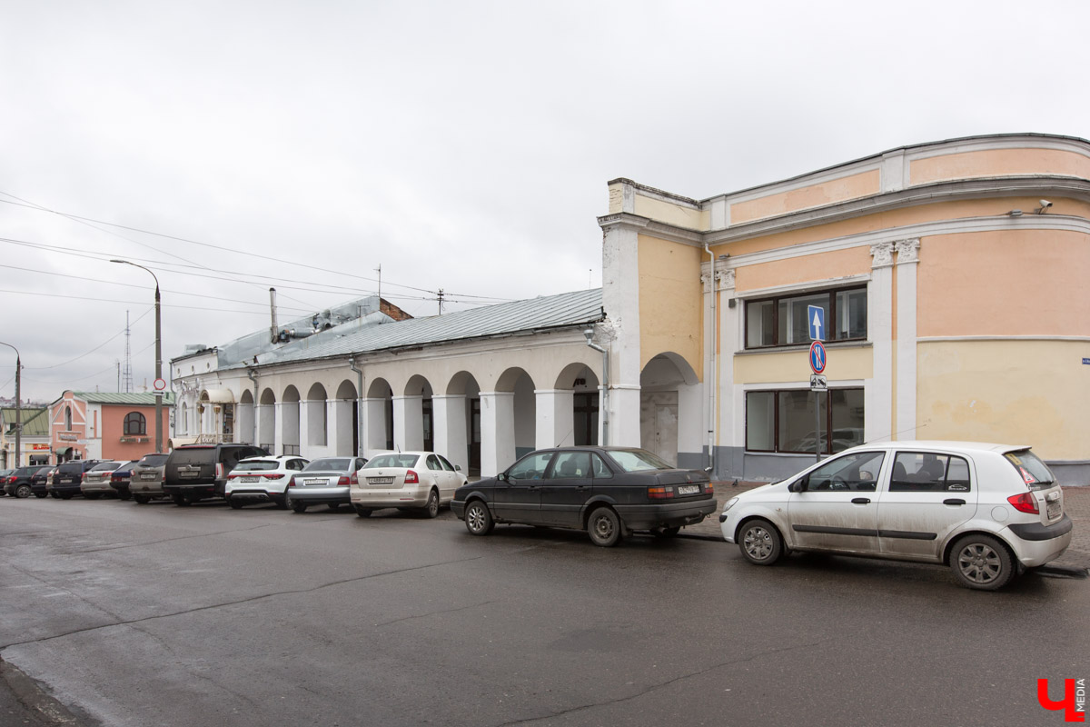Владимирские Торговые ряды начали строить в 1787 году. И их видоизменение продолжается до сих пор. Как менялся облик знакомого всем горожанам здания