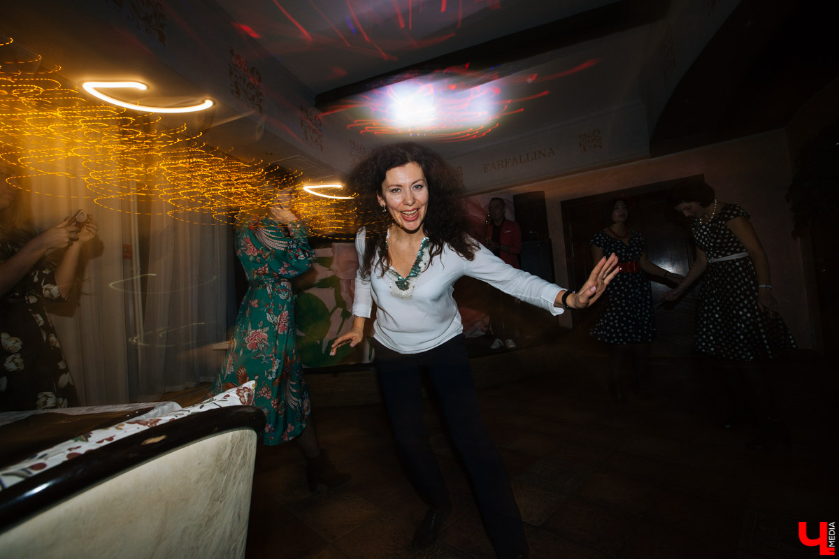 Ресторан “Фарфаллина” устроил вечеринку по случаю 10-летия фильма “Стиляги”. В программе праздника были жаркие танцы, вкусный кулинарный мастер-класс и живая музыка