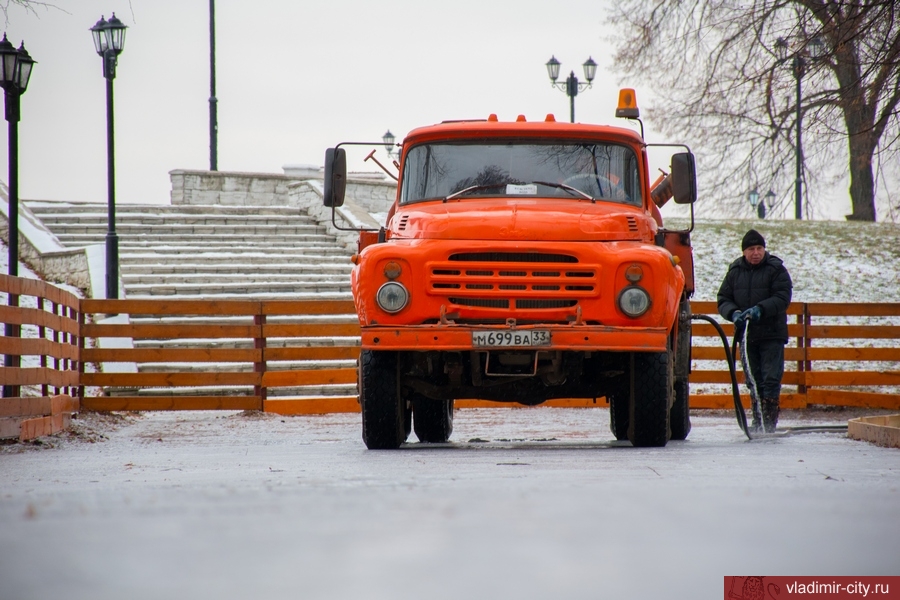 Во Владимире 27 ноября начали заливку катков. Бесплатно покататься можно будет на 19 дворовых площадках. Мы составили полный список этих хоккейных коробок 