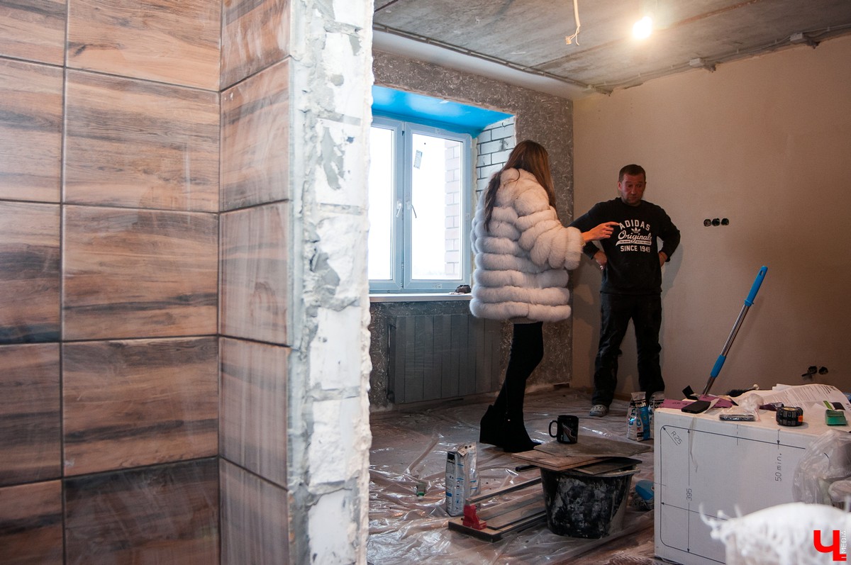 В квартире-студии окончены штукатурные работы, установка плитки, ремонт ванной комнаты и начата установка натяжного потолка
