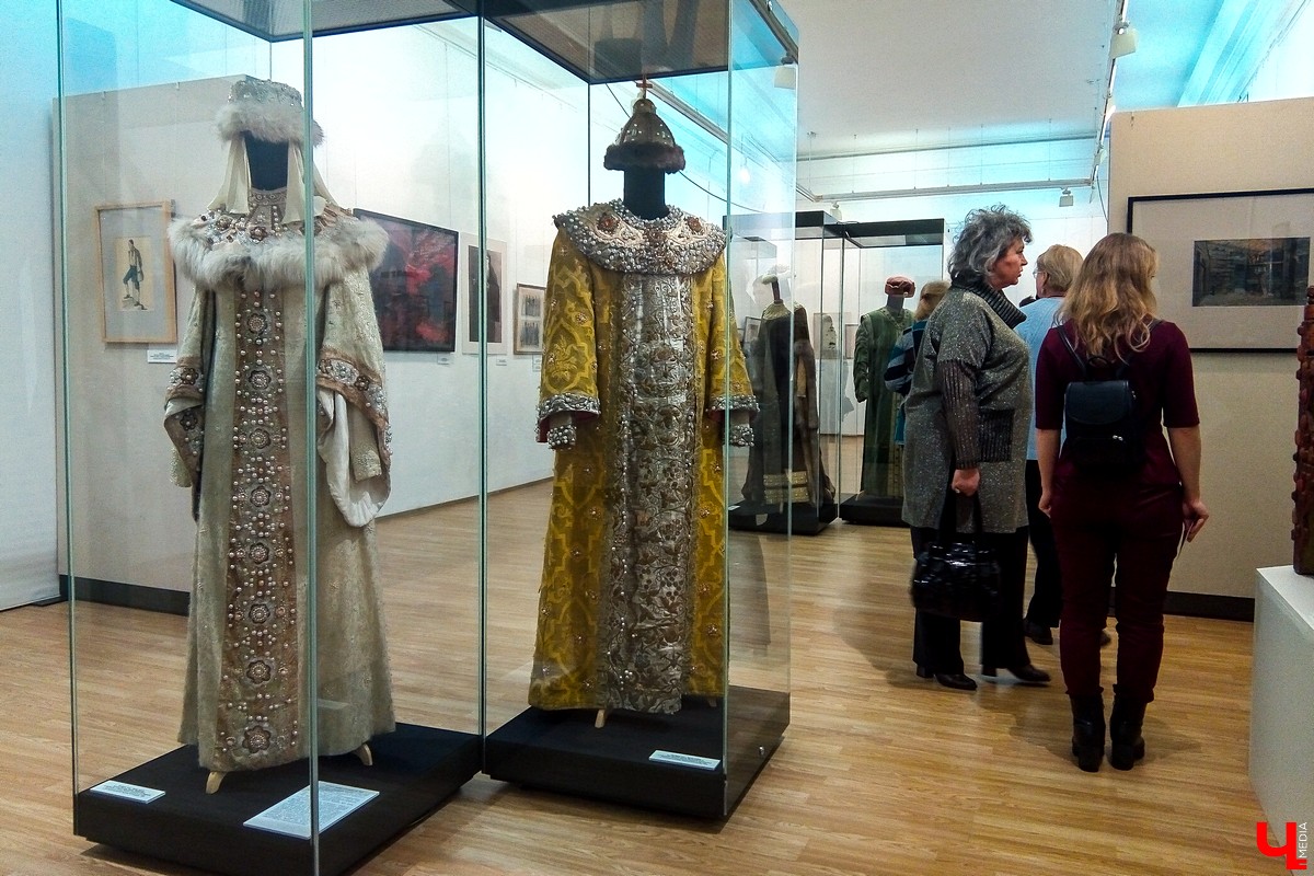 Петербургские музейщики показали в музее “Палаты” подлинные эскизы костюмов и декораций для театров, сделанные художниками 19 века