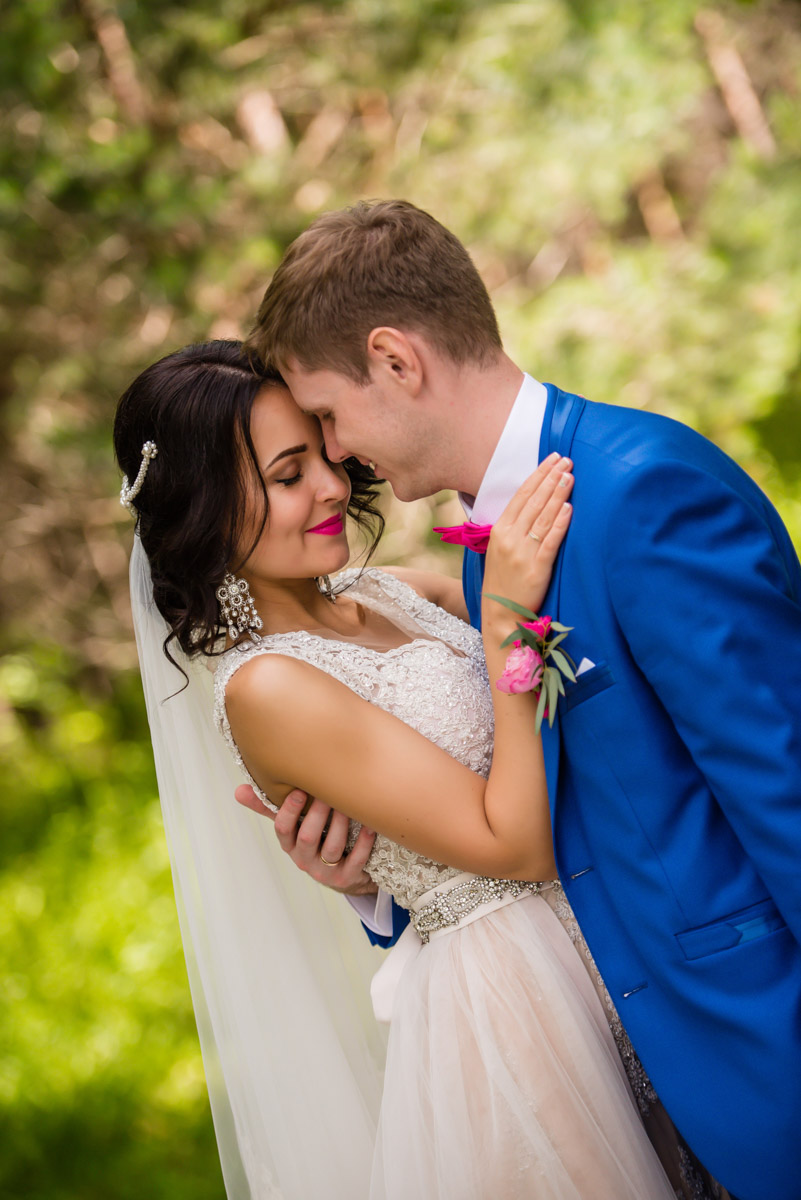 Пара, 12 лет ждавшая свадьбы, устроила торжество цвета фуксии в Доброграде в День семьи, любви и верности