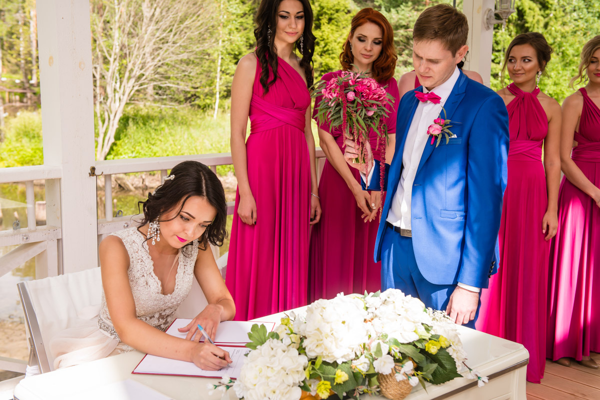 Пара, 12 лет ждавшая свадьбы, устроила торжество цвета фуксии в Доброграде в День семьи, любви и верности