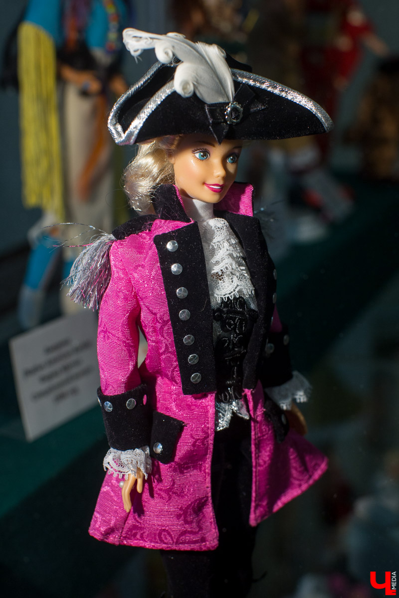 С 12 декабря по 13 января в Центре ИЗО будет проходить выставка “Новогодний карнавал”. Её экспонаты - коллекционные куклы фирмы “Маттел”