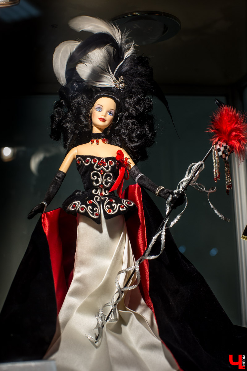 С 12 декабря по 13 января в Центре ИЗО будет проходить выставка “Новогодний карнавал”. Её экспонаты - коллекционные куклы фирмы “Маттел”
