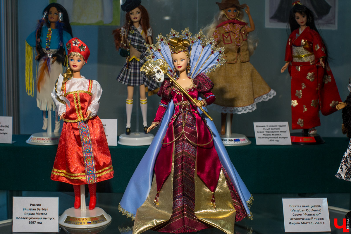 Музей коллекционных кукол представляет во Владимире часть своей экспозиции. К нам привезли более 80 экспонатов фирмы «Маттел», «давшей жизнь» такой всемирно известной и любимой крошке, как Барб