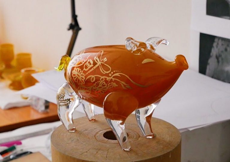 Гусевской хрустальный завод выпустил ограниченную партию новогодних сувениров в виде свиней